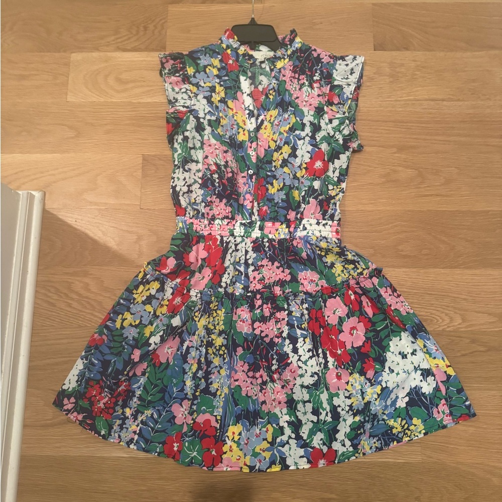 Adorable and flattering dress from Avara, size Large